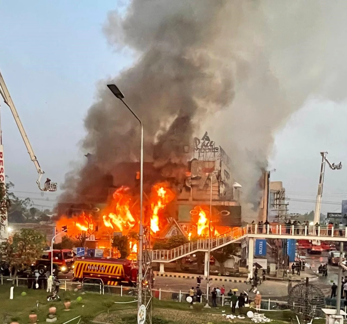 Son dakika haberi | Pakistan\'da AVM\'de yangın