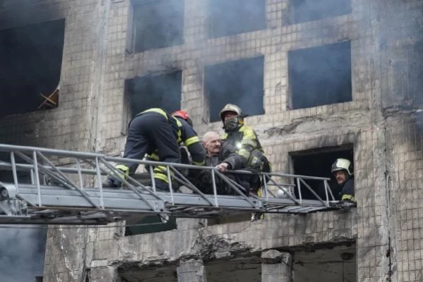Rus birlikleri Kiev'de bir apartmanı vurdu: 3 ölü, 12 yaralı