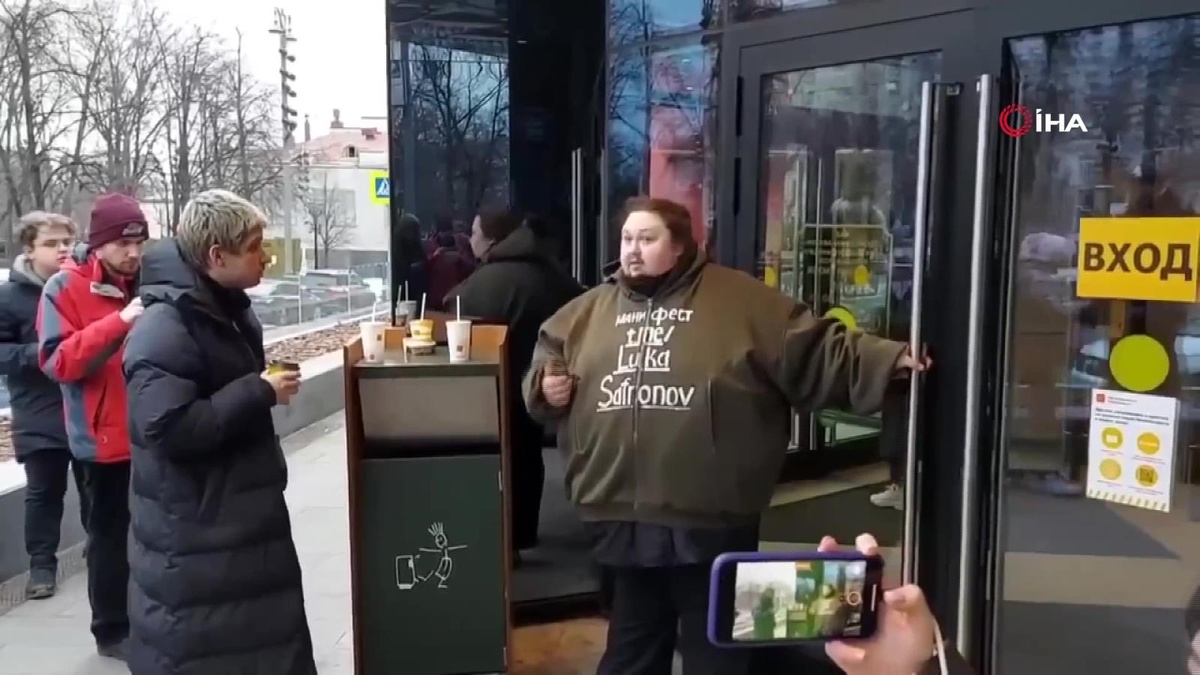 Rus ünlü ressamın oğlu Luka Zatravkin kendisini Mc Donald\'s\'ın kapılarına kelepçeledi