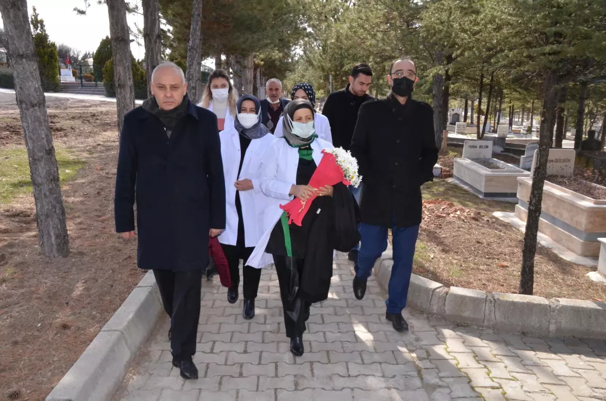 Sağlık çalışanları Kovid-19\'dan vefat eden meslektaşlarını mezarı başında andı