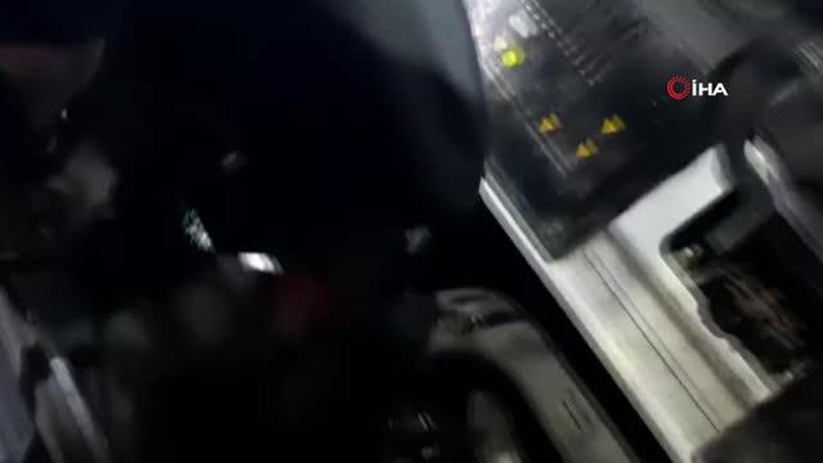 Şeytanın aklına gelmezdi, otomobilin sigorta panosuna gizlenen 102 gram metamfetamin jandarma tarafından yakalandı