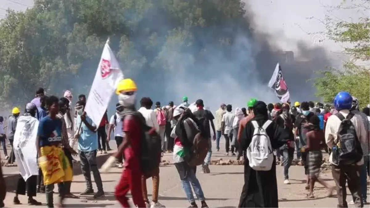 Sudan\'da sivil yönetim ve siyasi tutukluların salınması talebiyle gösteriler