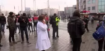 Taksim'de polisle doktorlar arasında arbede