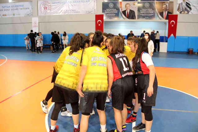 Tatvan'da 'Okullar Arası Basketbol Müsabakası' başladı