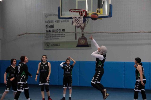 Tatvan'da 'Okullar Arası Basketbol Müsabakası' başladı