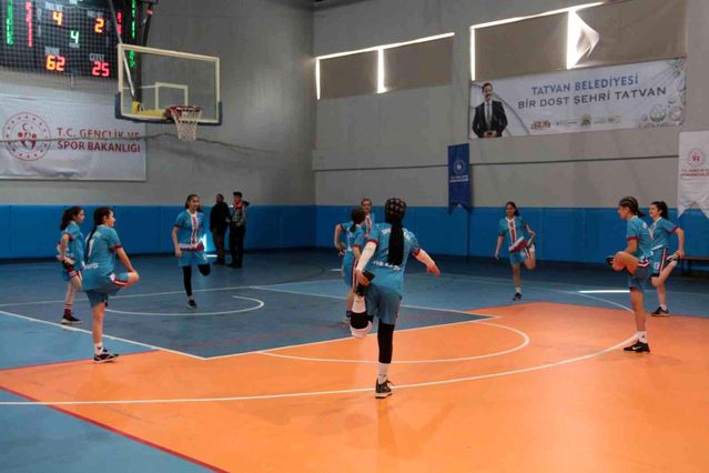 Tatvan'da 'Okullar Arası Basketbol Müsabakası' başladı