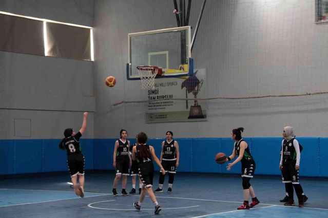 Tatvan'da 'Okullar Arası Basketbol Müsabakası' başladı