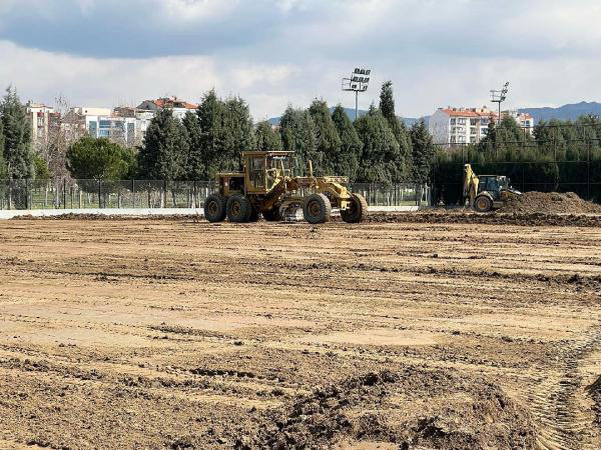 Turgutluspor\'da sahalar bakımda