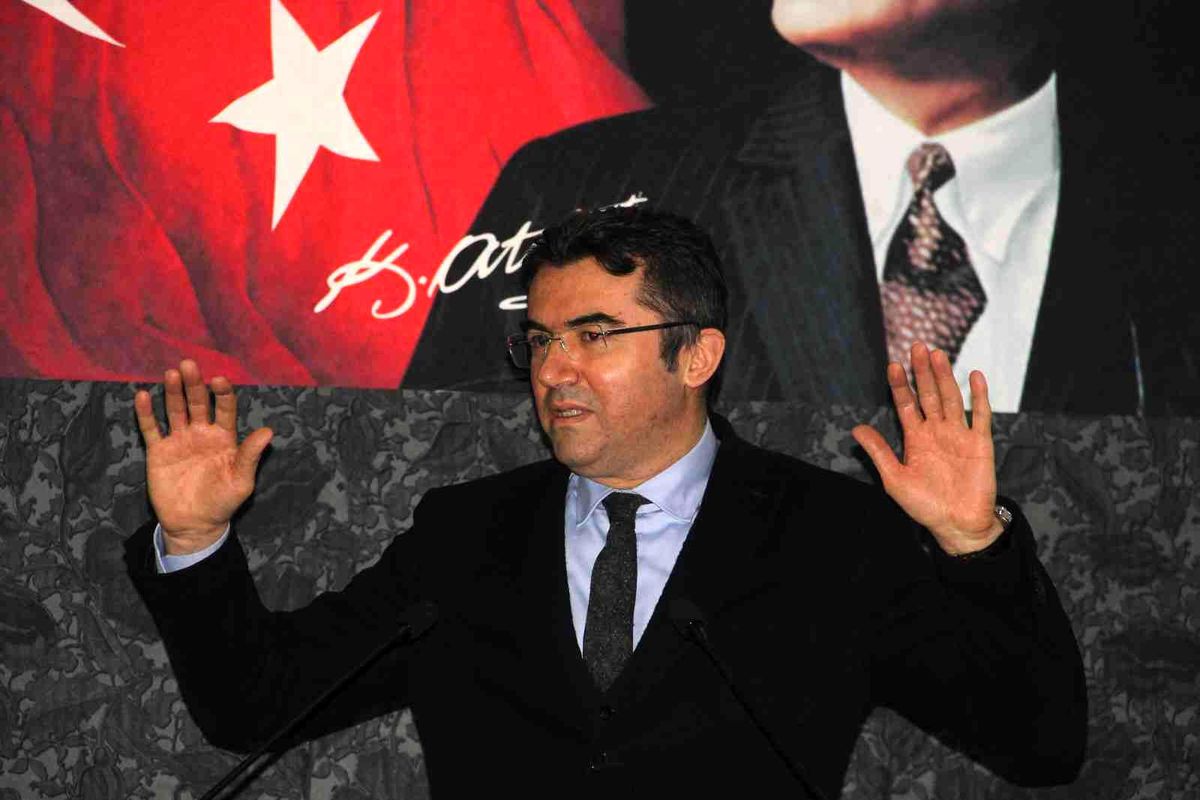 Validen tayin isteyen öğretmenlere sert çıkış