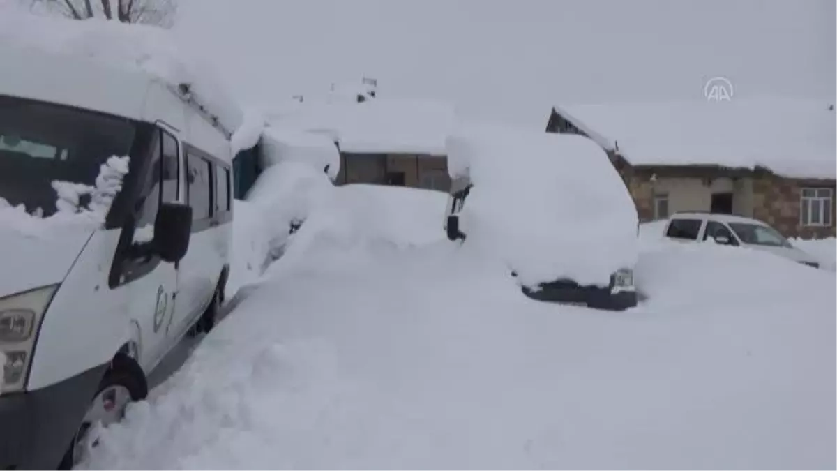 Yukarıyongalı köyünde evler kar altında kaldı