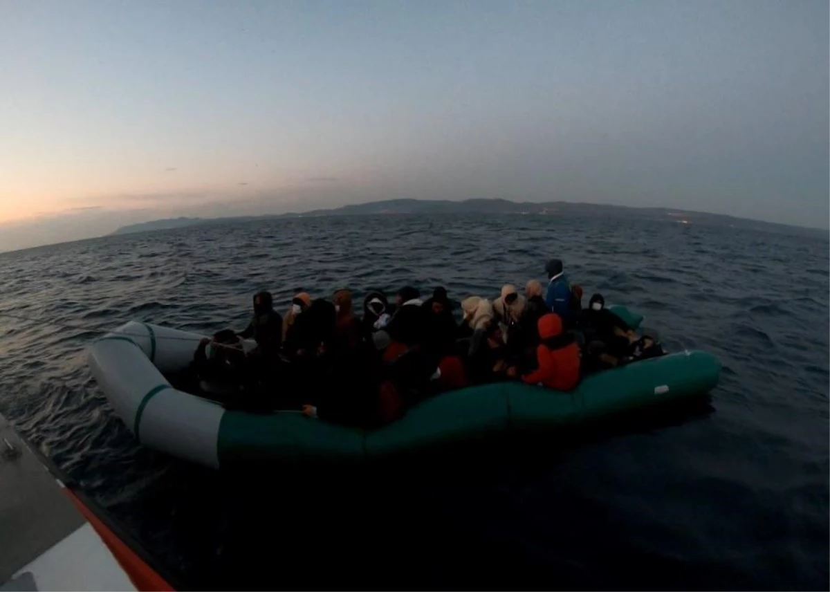 Balıkesir\'de Türk kara sularına itilen 36 düzensiz göçmen kurtarıldı