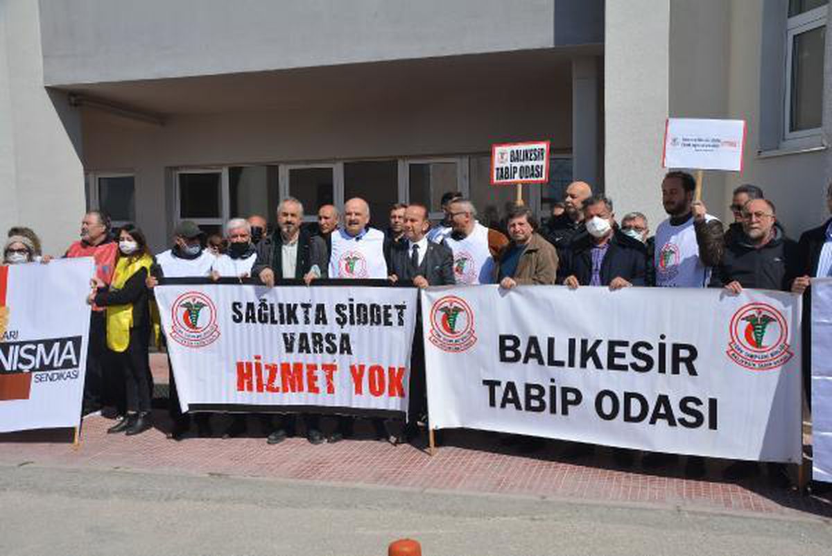 BANDIRMA'DA HASTANEDE BAŞHEKİM İLE DOKTORLARIN GREV TARTIŞMASINA İNCELEME