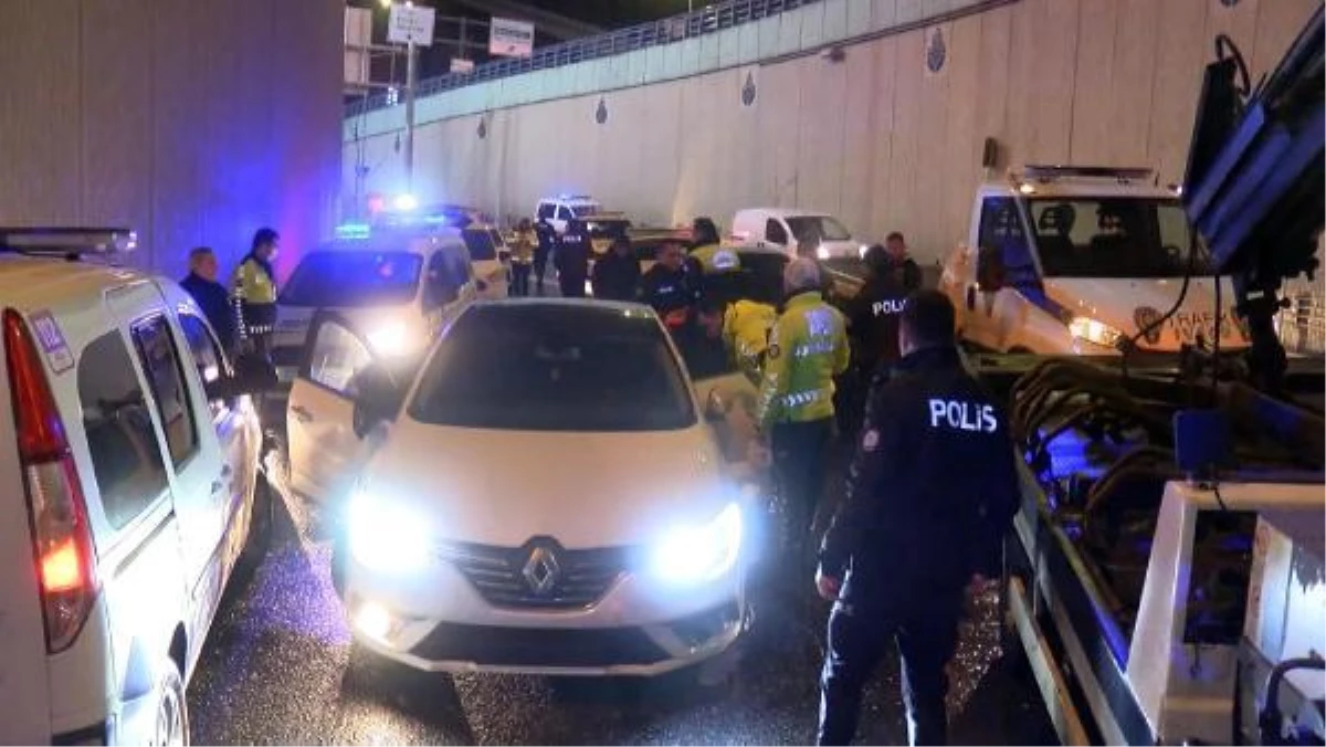 Beşiktaş\'ta denetim noktasından kaçmaya çalışan otomobil polislere çarptı