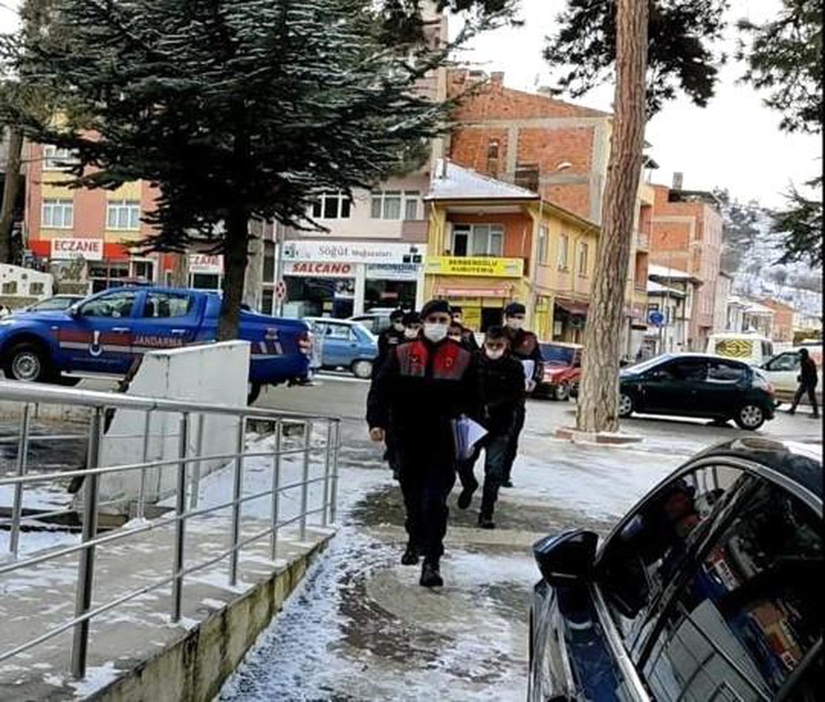 Bilecik jandarması 5 ayrı yerde hırsızlık yapan 4 kişiyi yakaladı
