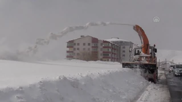 Bitlis'te karla mücadele çalışmaları sürüyor