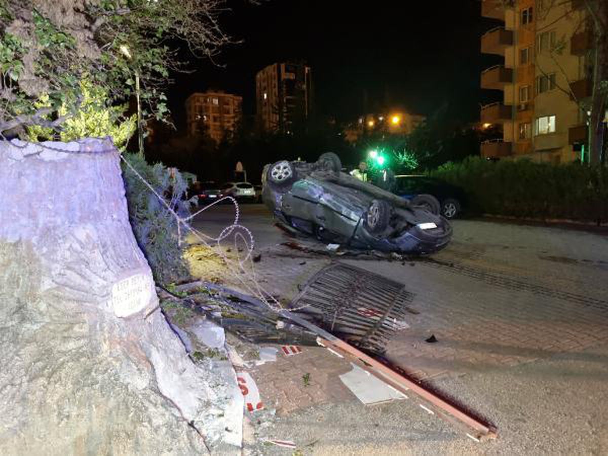 Demir korkuluklara çarpan otomobil devrildi; 1 yaralı