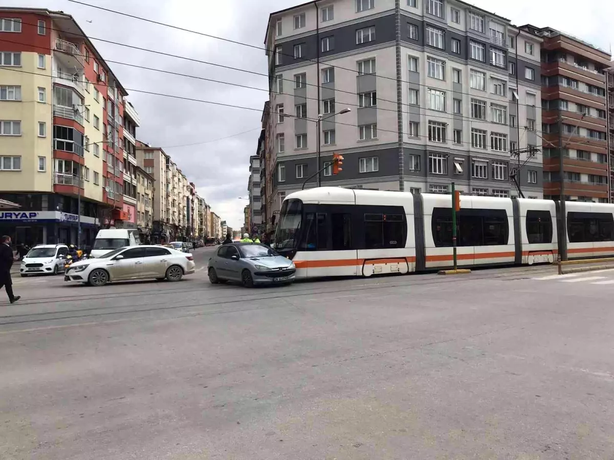 Eskişehir\'de otomobil ve tramvay çarpıştı