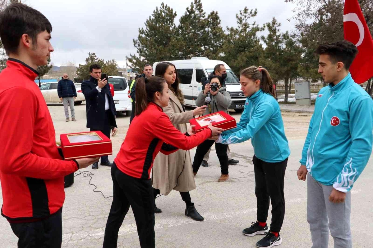 Gelibolu\'dan yola çıkan emanetleri Eskişehirli sporcular teslim aldı