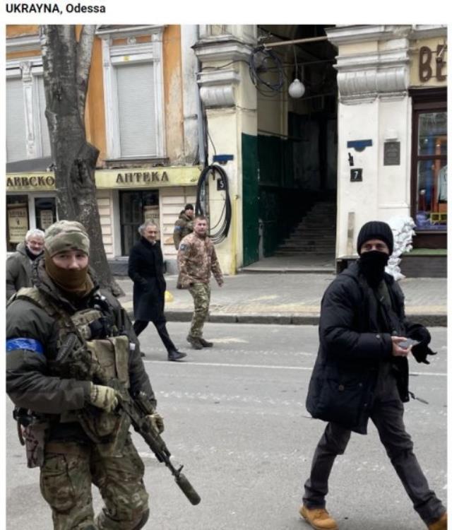 Gizemli Fransız yazar yine görüldü! Nerede ortaya çıksa o bölgede savaş başlıyor!