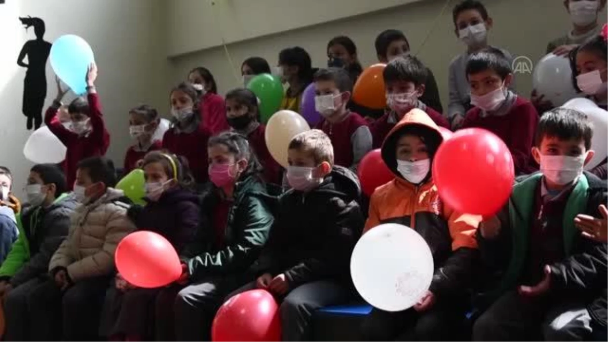 GÜMÜŞHANE - "Üniversiteli palyaçolar" köy okullarında öğrencilerin yüzünü güldürdü