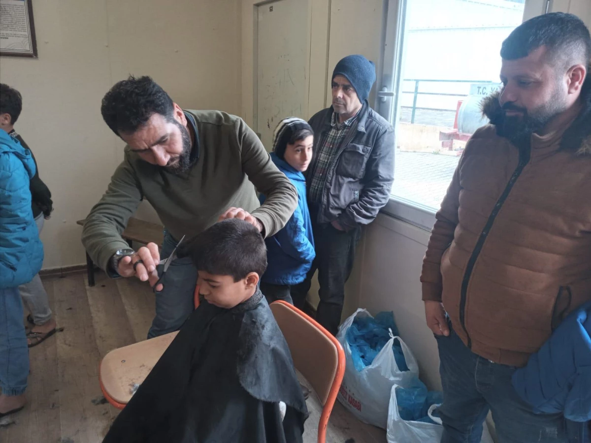 Hatay\'da gönüllü berberler 450 sığınmacıyı tıraş edip saç bakımlarını yaptı
