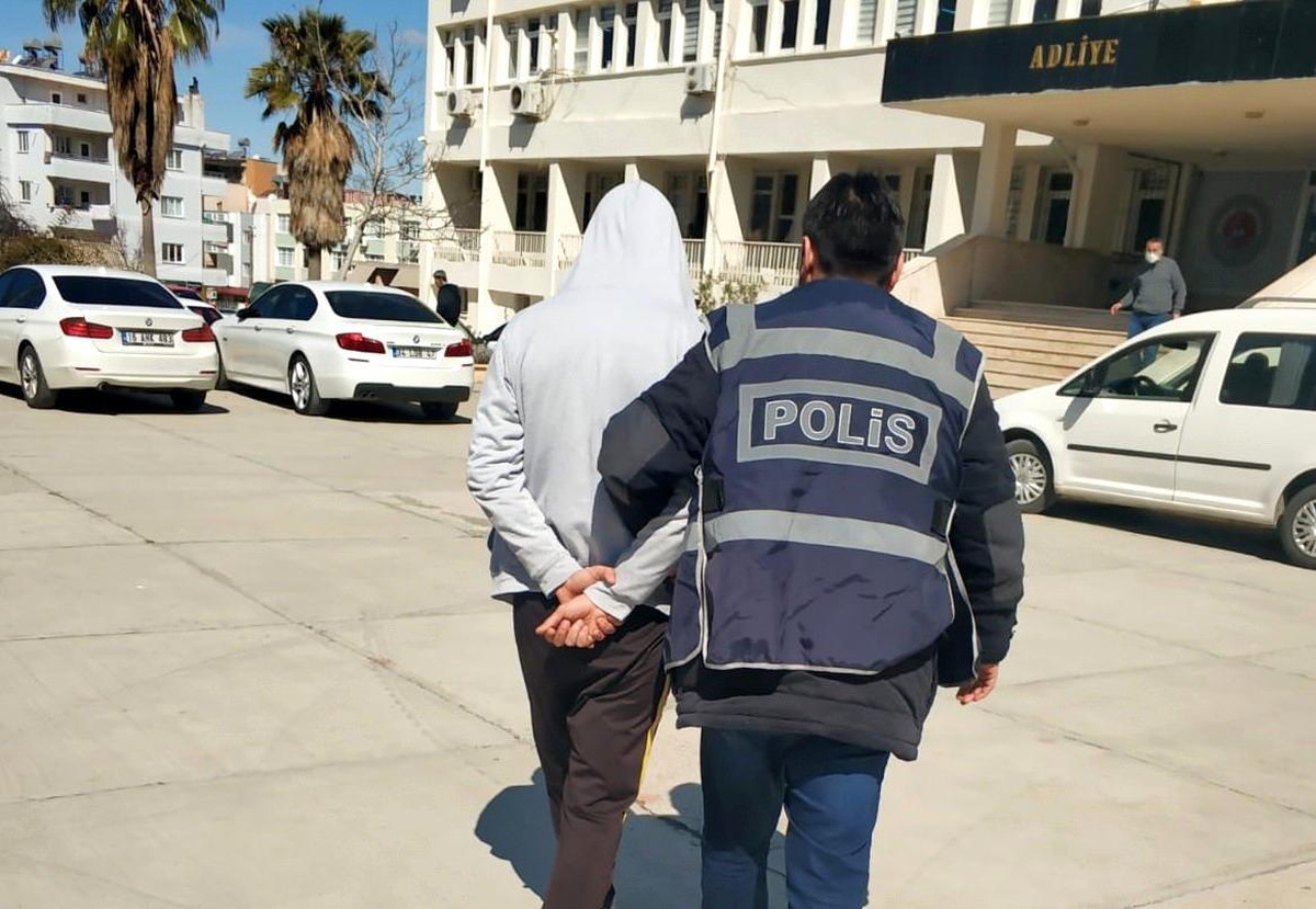 Osmaniye\'de iş yerinden cep telefonu çalan zanlı tutuklandı