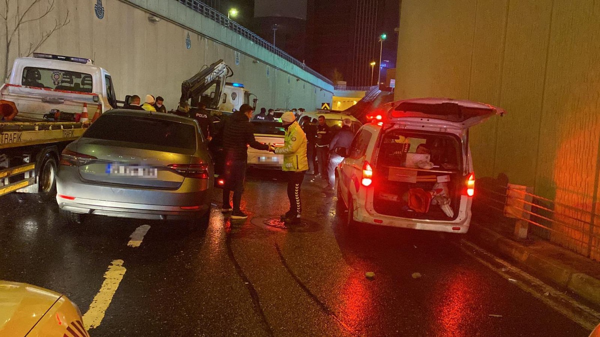 İstanbul\'da "dur" ihtarına uymayan otomobilin çarptığı 3 polis yaralandı