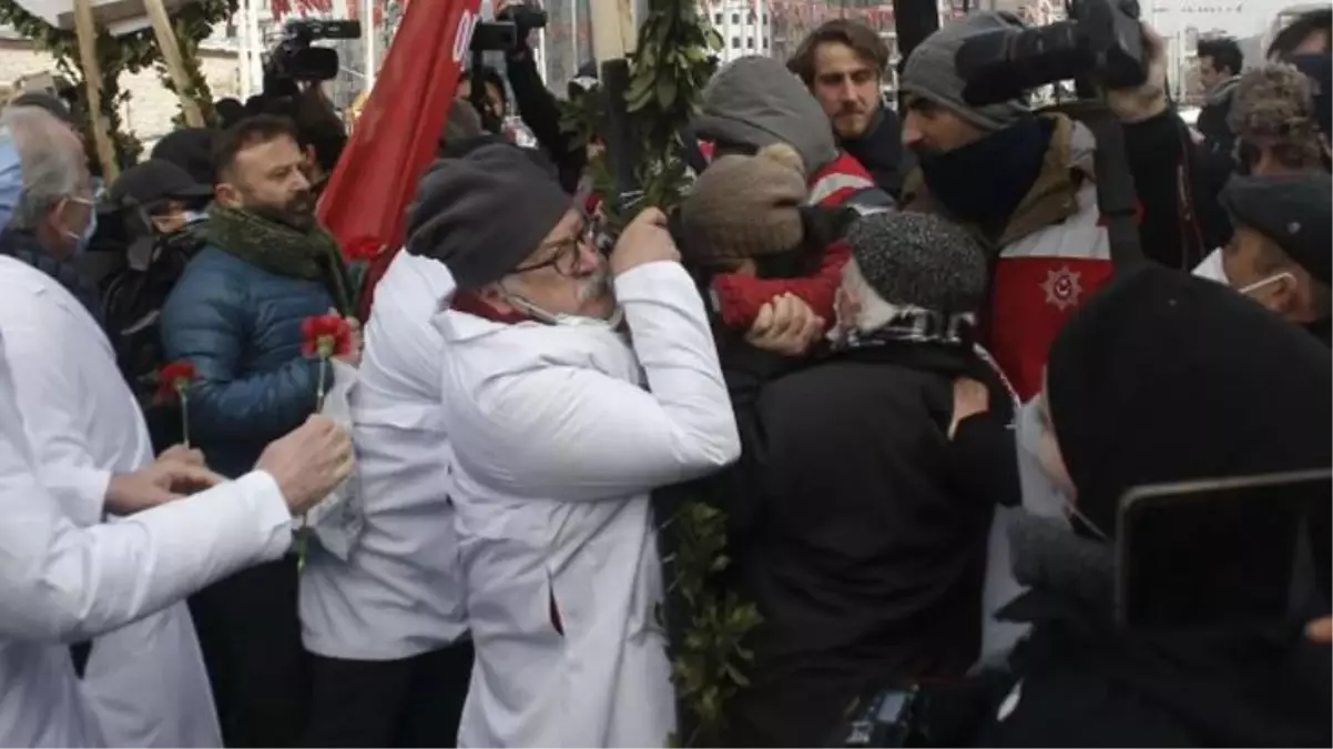 İstanbul Emniyet Müdürlüğü, Taksim\'deki 14 Mart etkinliğindeki arbede hakkında açıklama yaptı: Görevlilerimizce müdahalede bulunulmamıştır