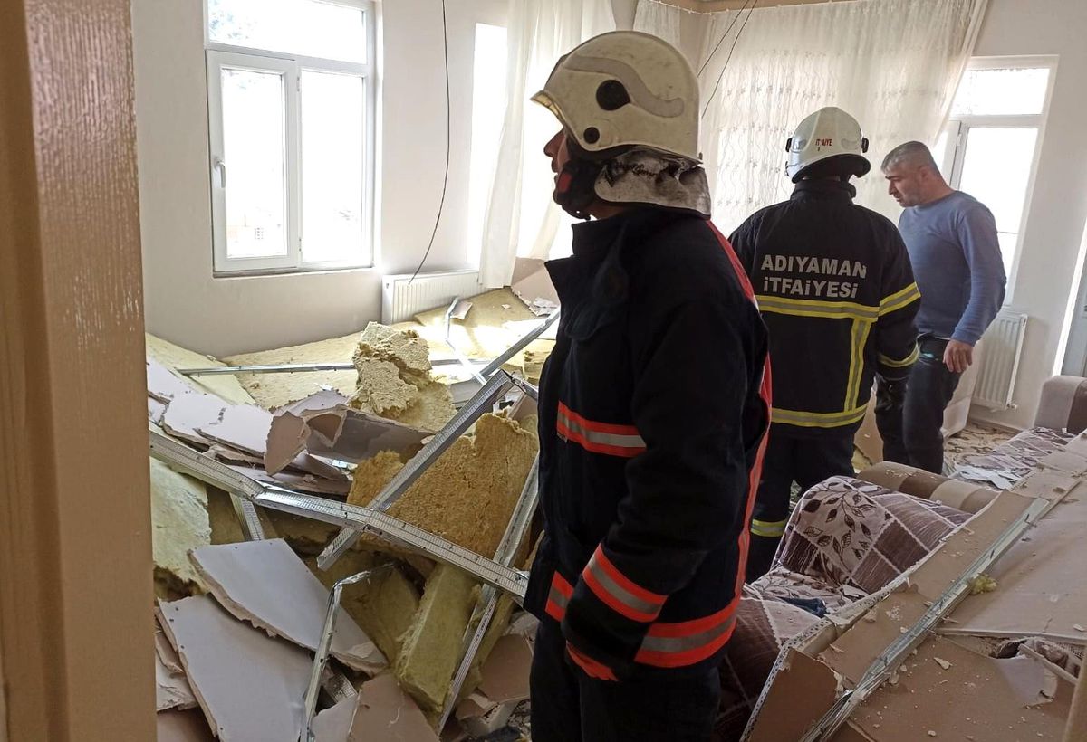 Kahvaltı yapan çift, çöken asma tavanın altında kaldı