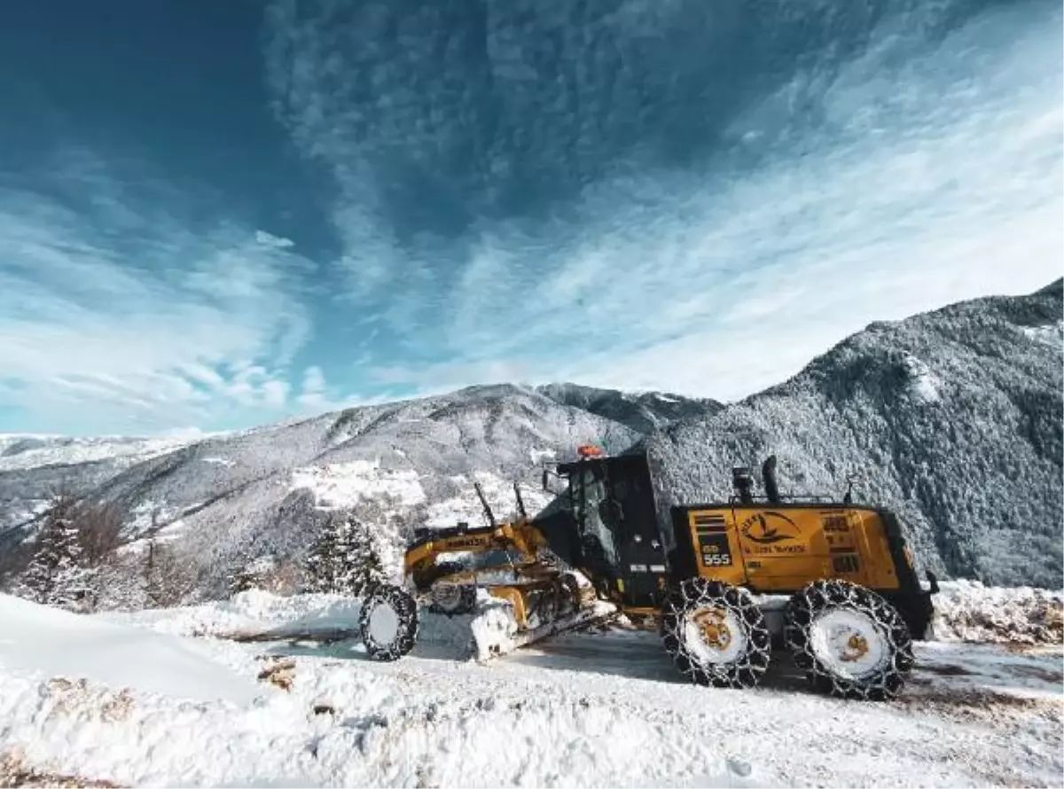 Karadeniz'de kar yağışı nedeniyle 1075 yerleşim yerinin yolu kapandı