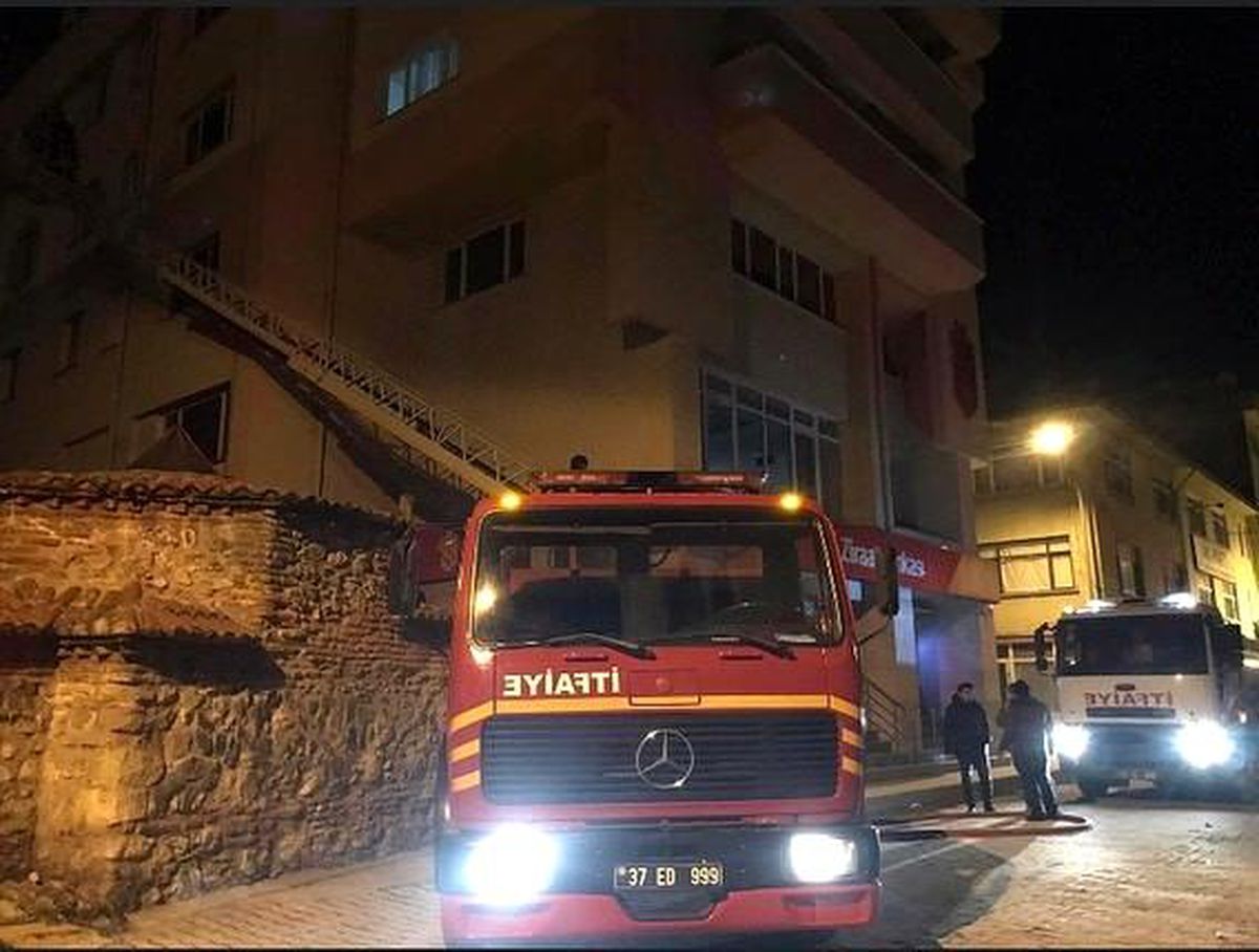 Son dakika... Kastamonu\'da 6 katlı apartmanda çıkan yangın söndürüldü