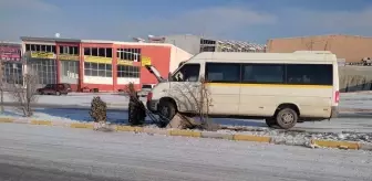 Kontrolden çıkan servis minibüsü refüje çıktı: 8 yaralı