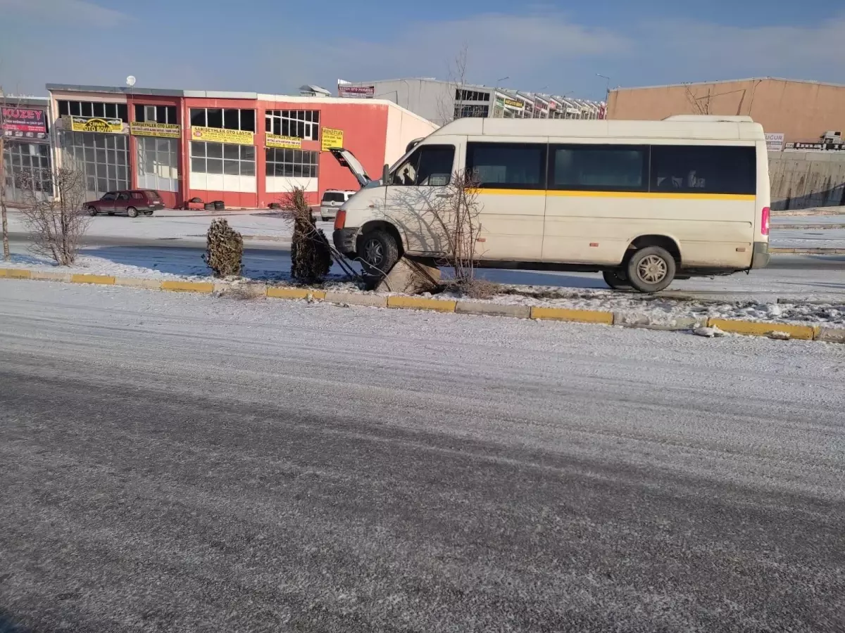 Kontrolden çıkan servis minibüsü refüje çıktı: 8 yaralı