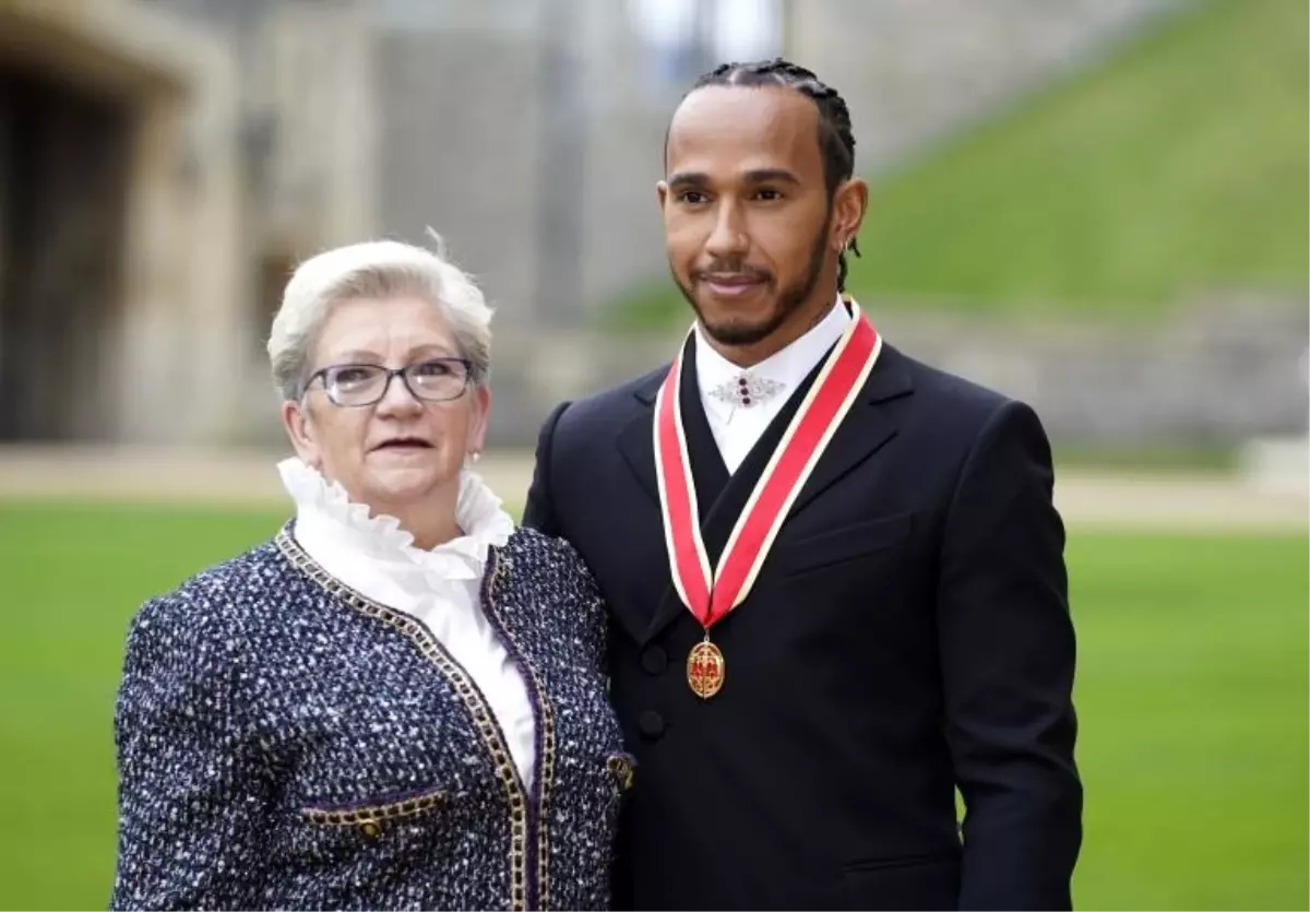 Lewis Hamilton, annesinin de soyadını almak için ismini değiştiriyor