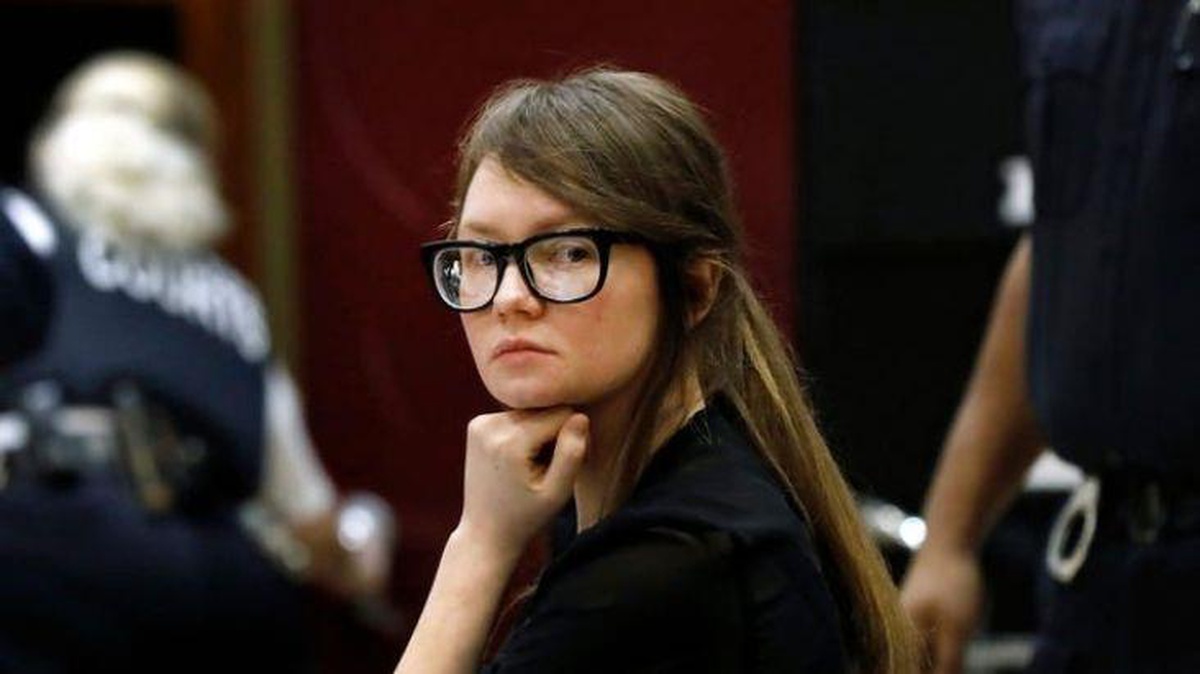 New York sosyetesini dolandıran, hayatı Netflix dizisi olan Anna Sorokin ABD\'den sınır dışı edildi!