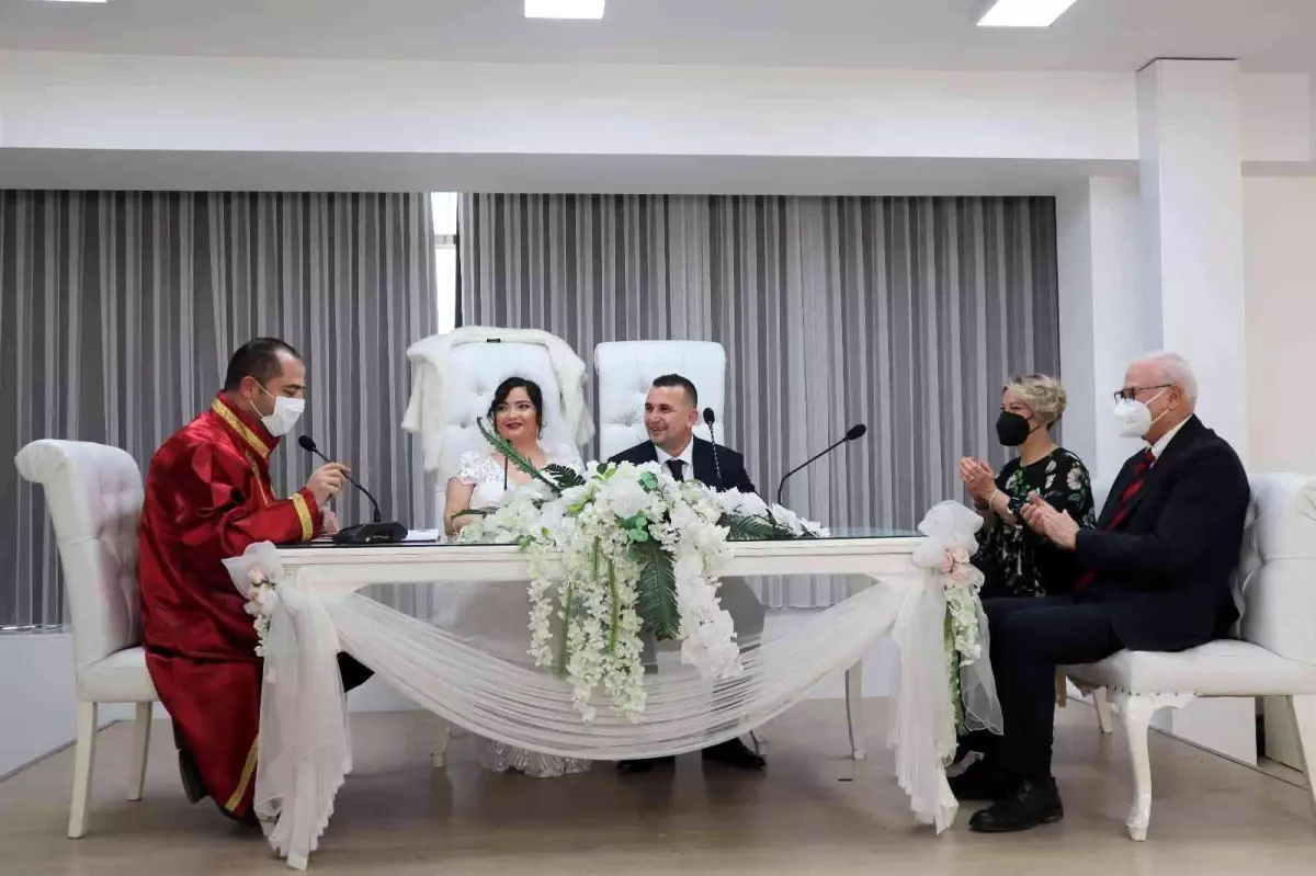 Öğrencilerini kırmayıp nikah şahidi oldular