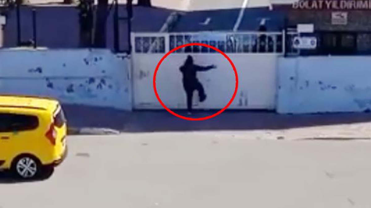 Kimse neden yaptığını anlamadı! Her gün okulun kapısını tekmeleyip, bağırıyor
