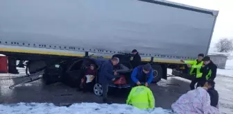Otomobil, TIR'ın altına girdi; polis kazada yaralananları montuyla ısıttı