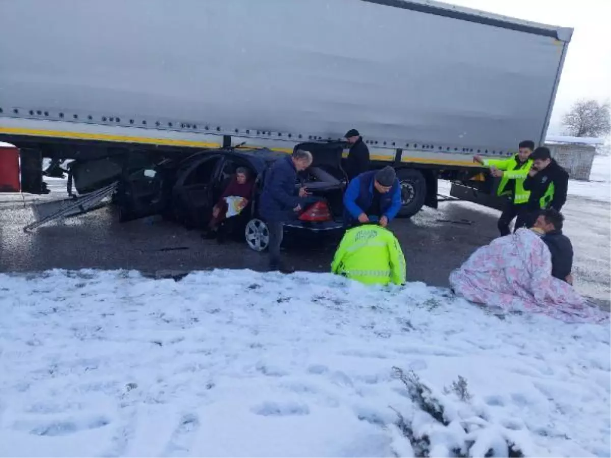Otomobil, TIR'ın altına girdi; polis kazada yaralananları montuyla ısıttı