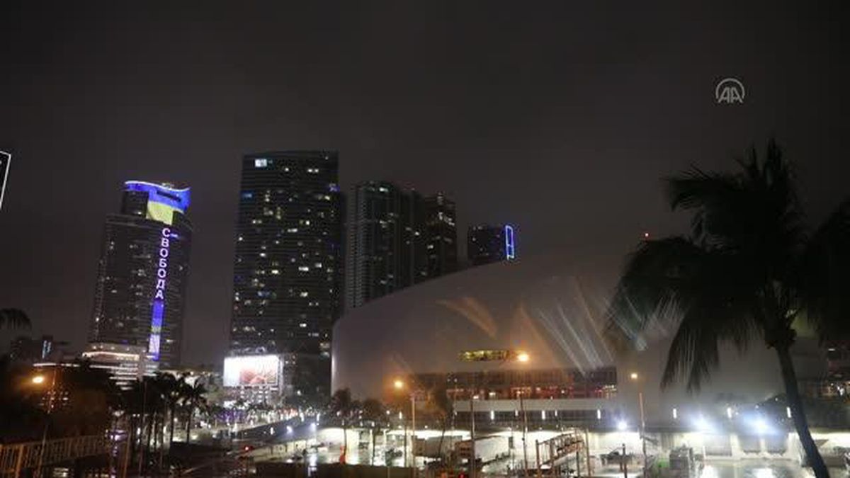 Paramount Miami Worldcenter dijital Ukrayna bayrağıyla aydınlatıldı