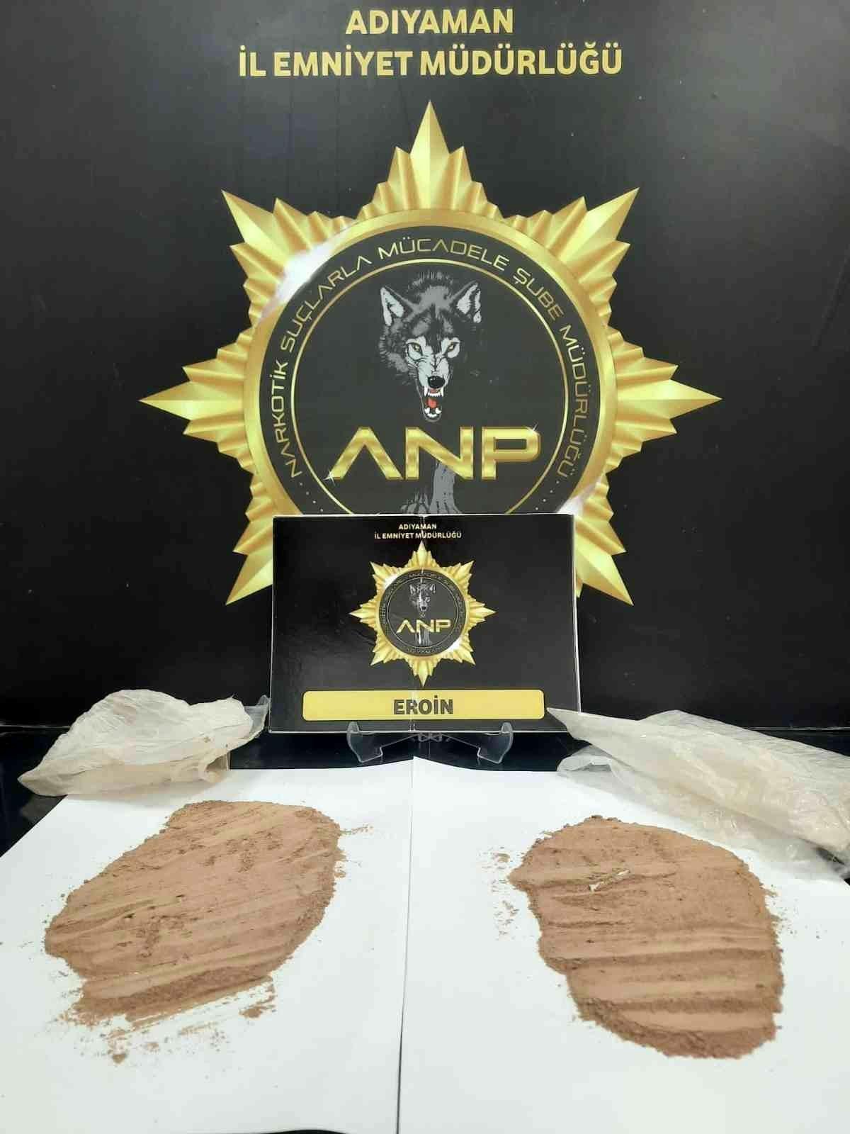 Polisten kaçarken yola uyuşturucu atan 3 şahıs tutuklandı