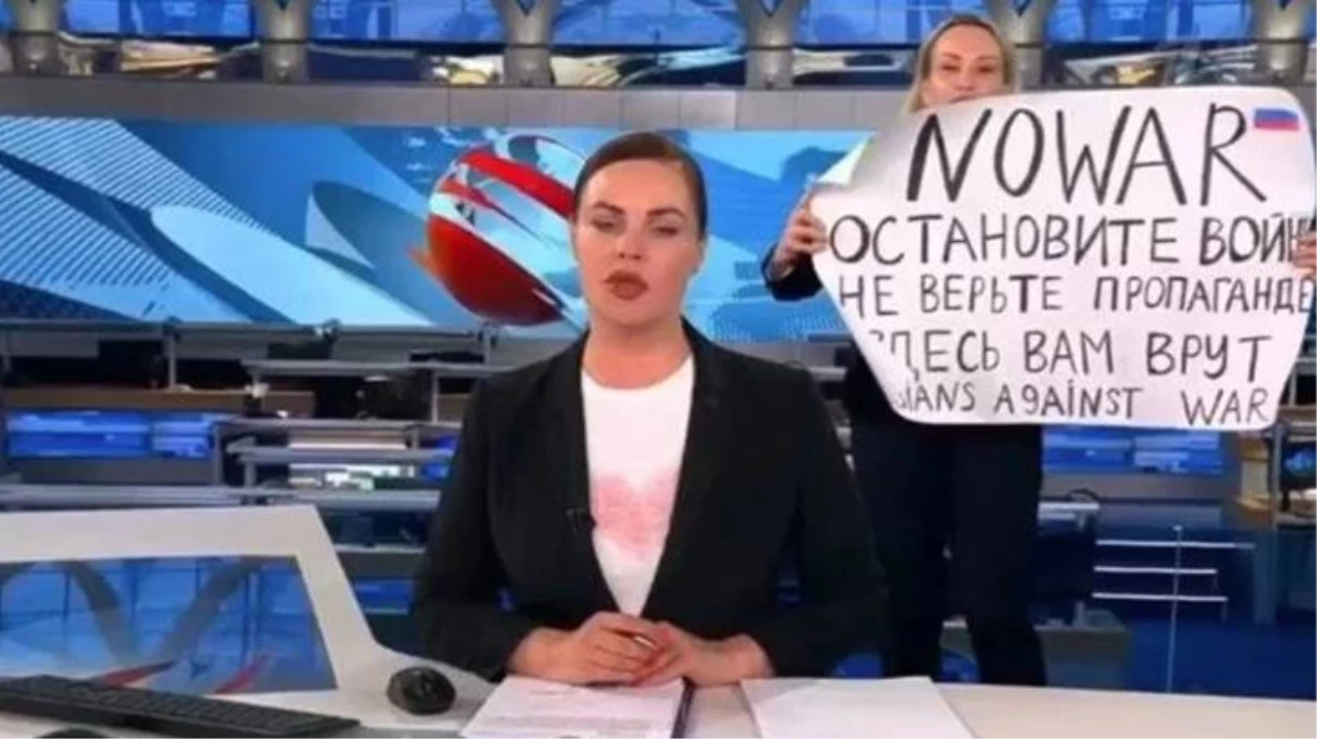 Rusya devlet televizyonu canlı yayına "savaşa hayır " pankartıyla çıkan kadın karşısında ne yapacağını şaşırdı