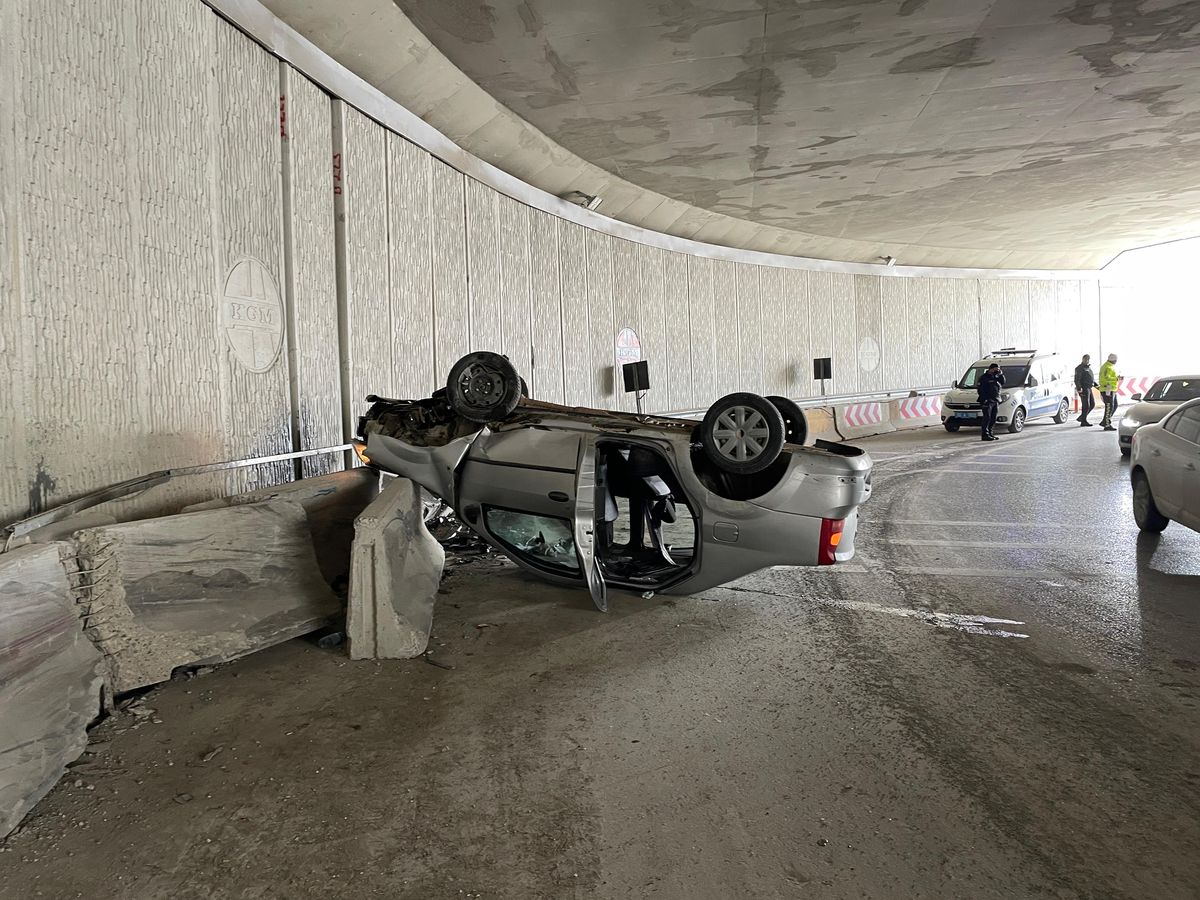 Samsun\'da alt geçitte otomobilin devrilmesi sonucu 2 kişi yaralandı