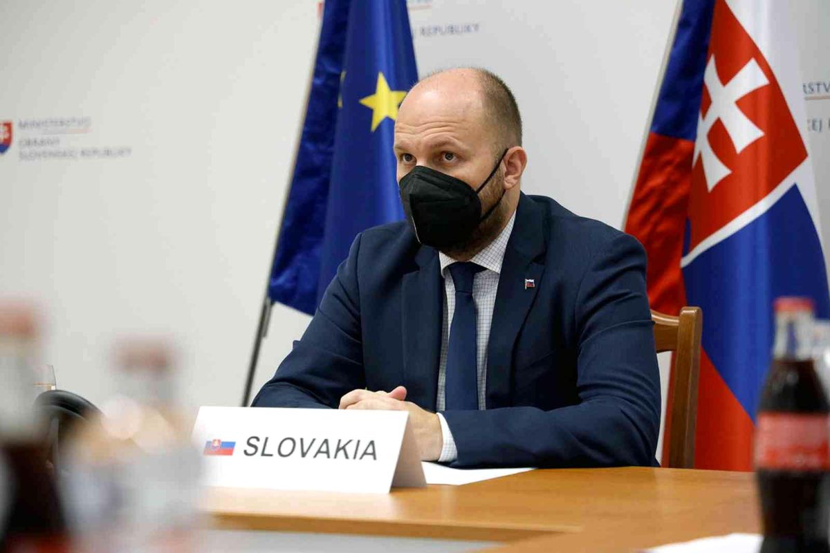 Slovakya, sınırdaki Ujgorod Havalimanı\'na saldırı ihtimalinden dolayı endişeli