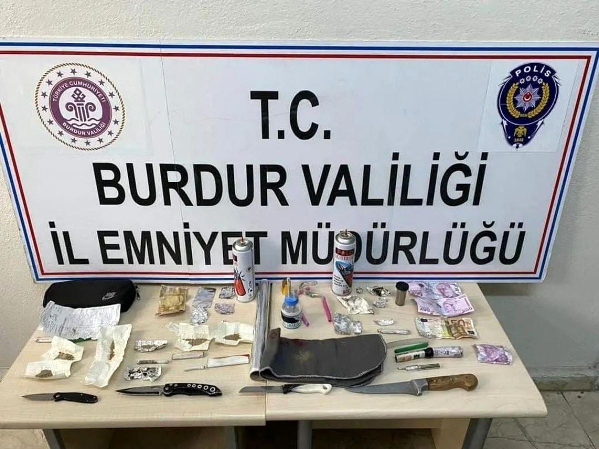 Şüpheli şahısların aracından uyuşturucu çıktı