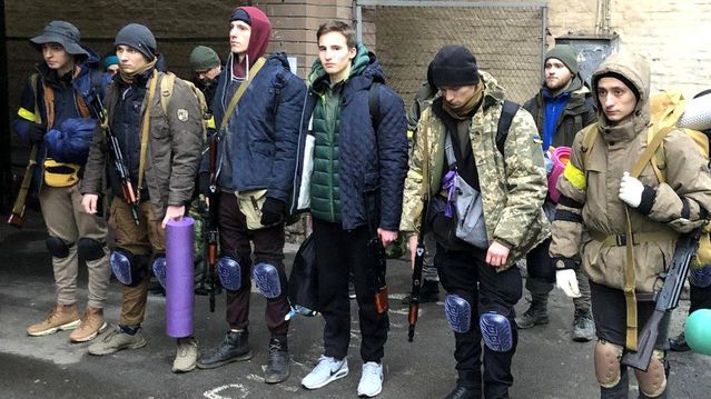Ukrayna'da okulu bırakıp asker olan gençler: 'Festivale gider gibi görünüp Kalaşnikof tutuyorlar'