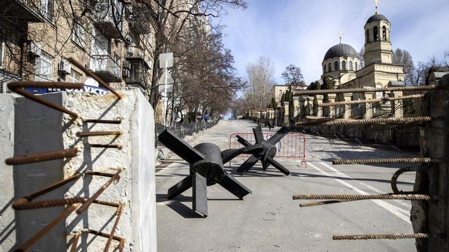 Ukrayna'da okulu bırakıp asker olan gençler: 'Festivale gider gibi görünüp Kalaşnikof tutuyorlar'