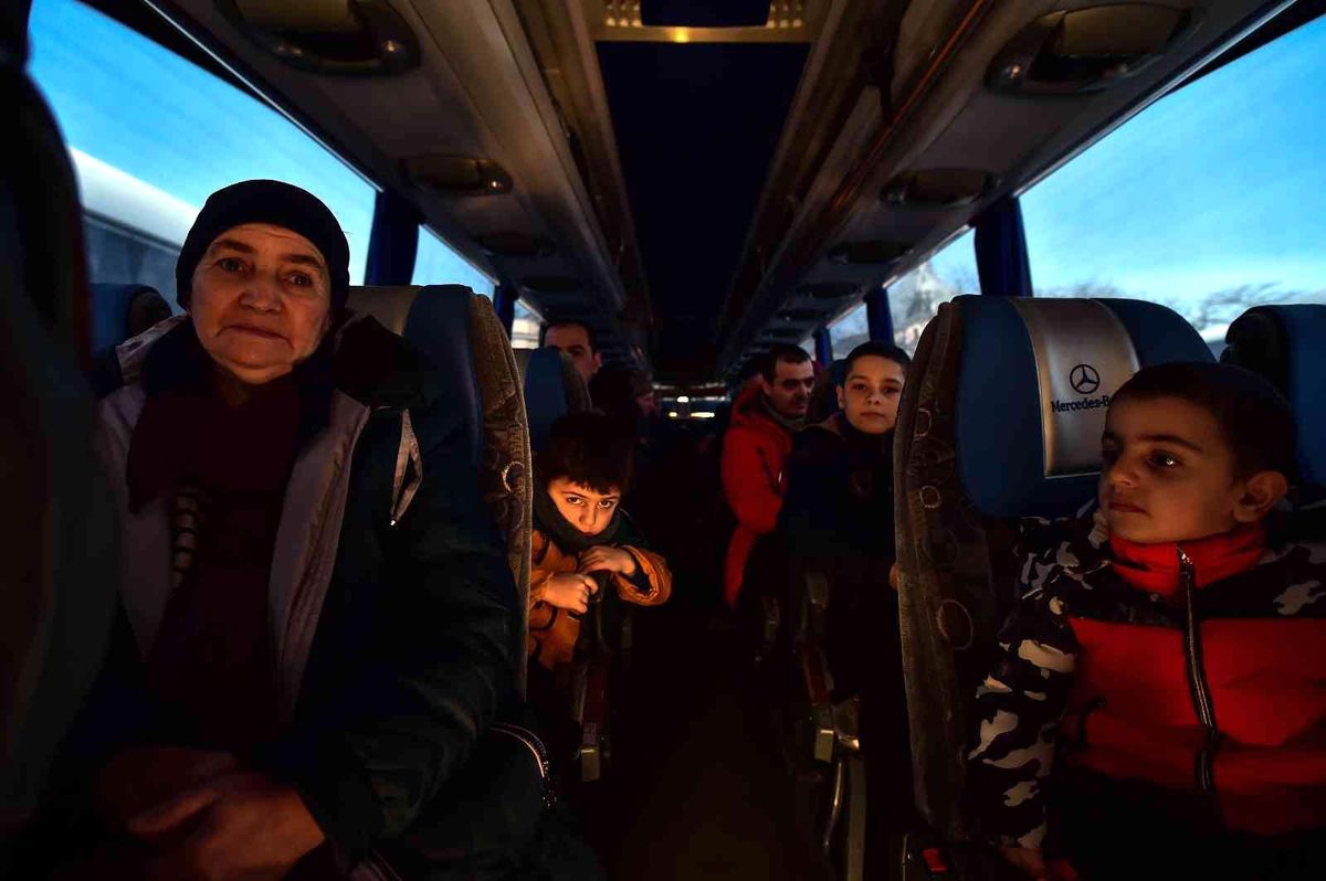 Ukrayna\'dan tahliye edilen bir grup Ahıska Türkü, Erzincan\'a ulaştı
