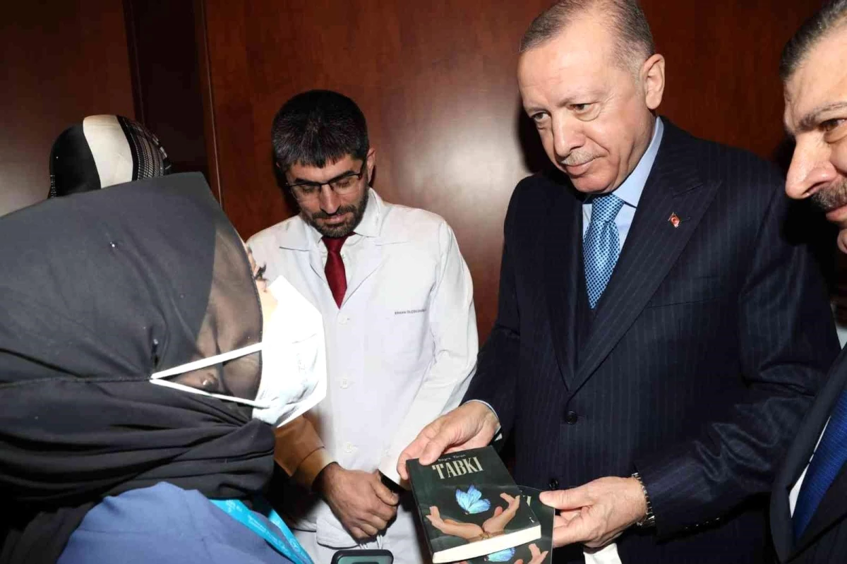 \'Yılın hemşiresi\' Büşra Torun, ödülünü Cumhurbaşkanı Erdoğan\'dan aldı