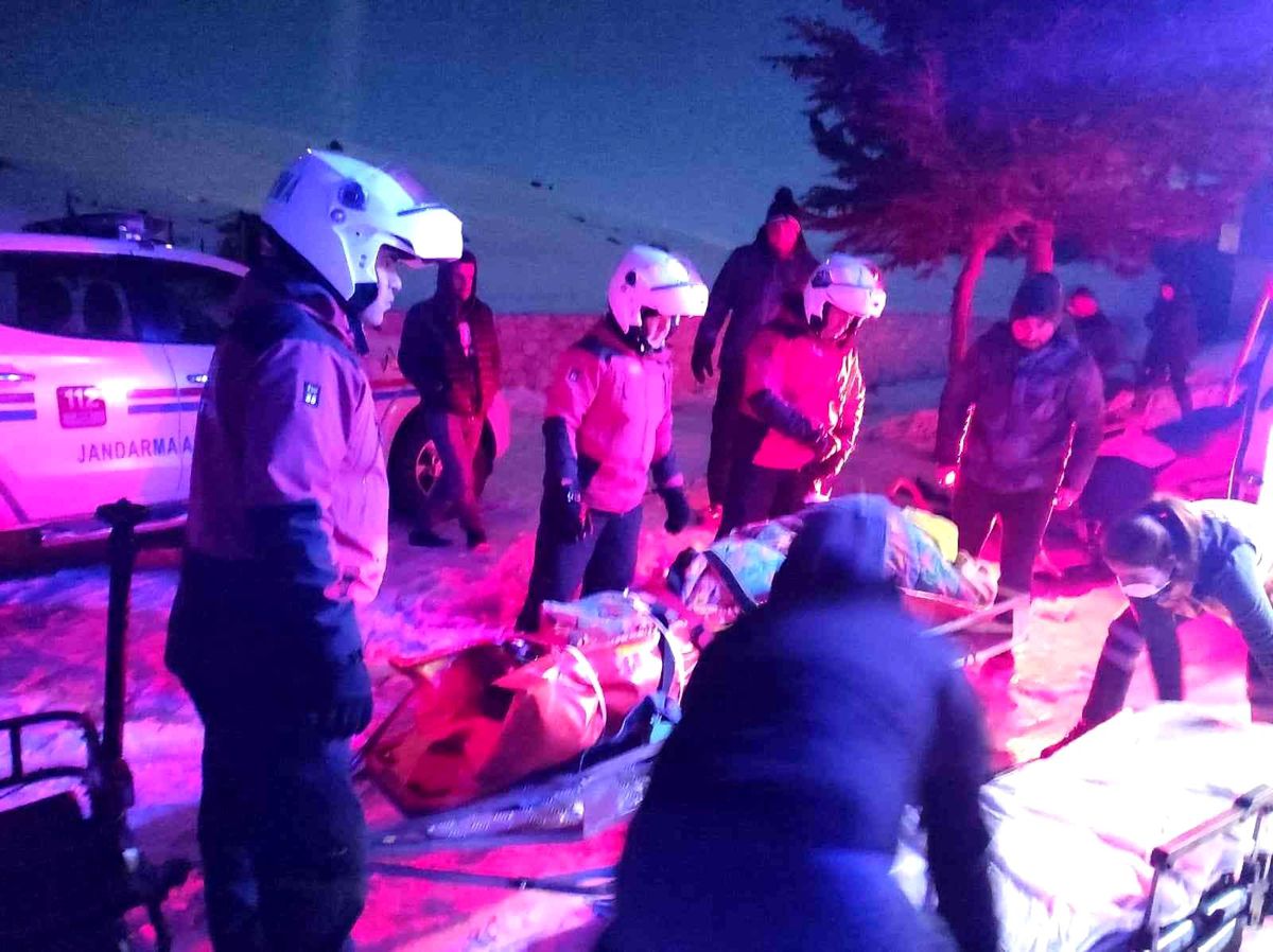 Ayağını kıran kayakçıyı jandama kurtardı